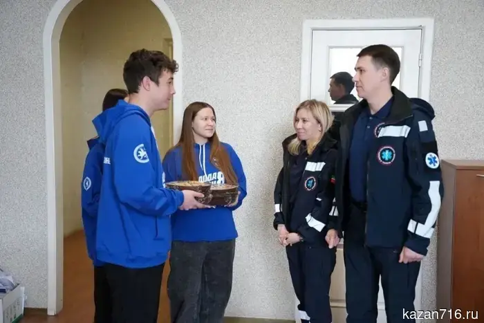 Молодогвардейцы Казани поздравили медицинских работников с их профессиональным праздником.