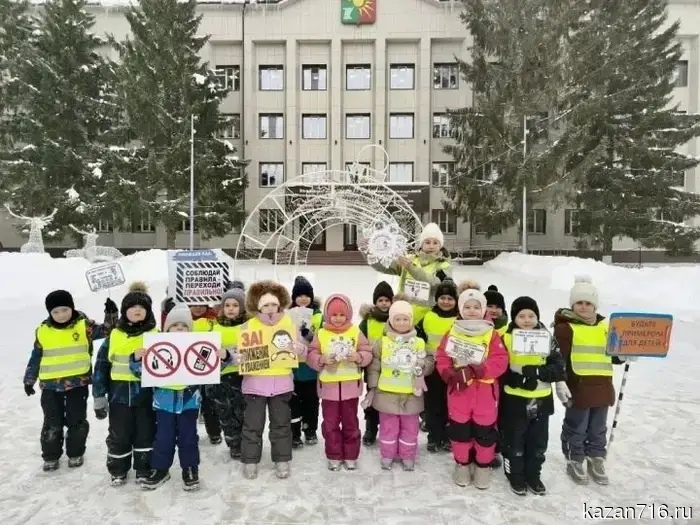 Дети из детского сада организовали акцию «Снежинка безопасности» для автолюбителей и пешеходов.