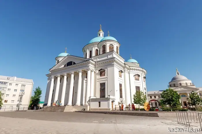 В день рождения страстотерпца царя Николая II митрополит Кирилл провел Литургию в Пещерном храме Казанского собора.