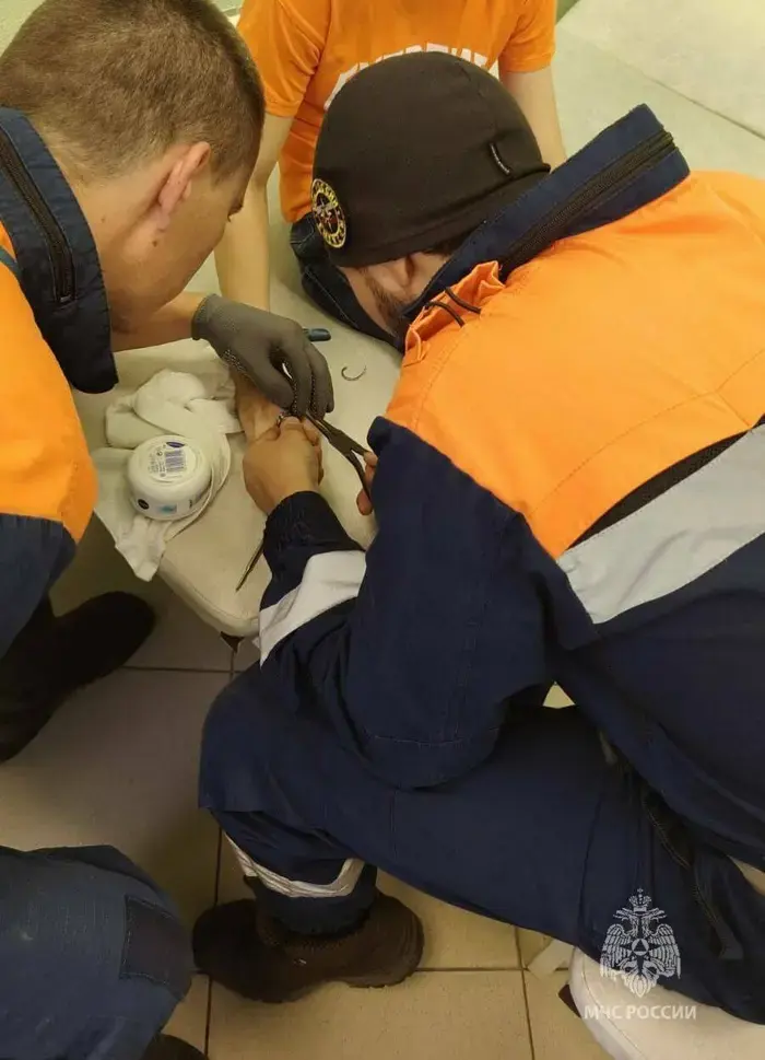 In Kazan, medics at a trauma clinic called rescuers to remove a ring from a child's finger.