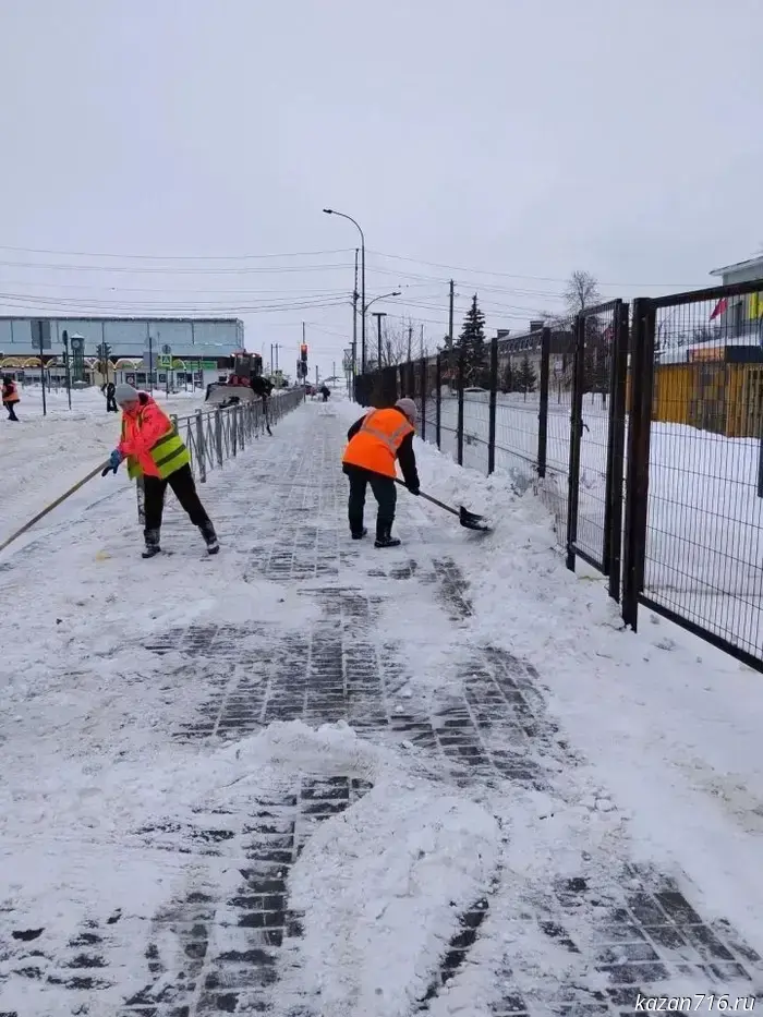 Employees of "UK ZHKH" in Nurlat are actively clearing snow to ensure the comfort of residents.