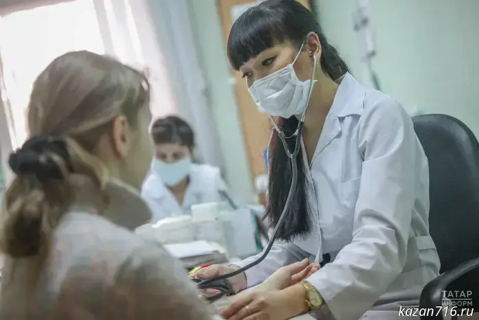 Массажисты и медицинские ассистенты занимают ведущие позиции по увеличению зарплатных предложений в медицинской сфере.