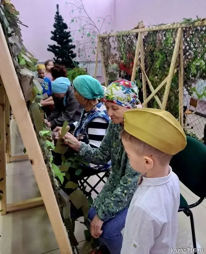 Preschoolers from Kadyrovo tried weaving nets and learned more about military service.