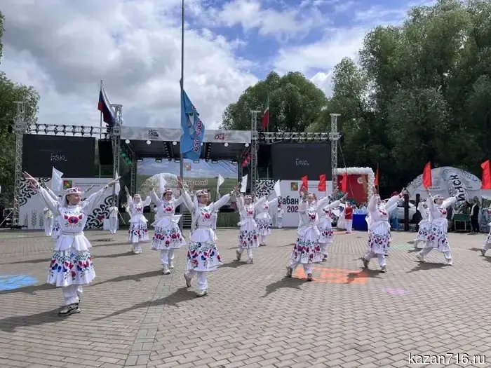 В Заинске на Сабантуе было представлено театрализованное шоу, приуроченное к 140-летию Габдуллы Тукая.