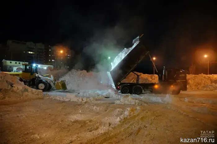 В Казани водителей снова просят убрать свои автомобили с парковок из-за проведения уборки снега.