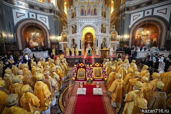 В день памяти равноапостольных Мефодия и Кирилла глава Татарстанской митрополии совместно с Предстоятелем Русской Церкви совершил Литургию в Храме Христа Спасителя.