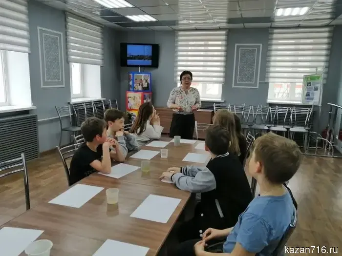 В Заинске детям продемонстрировали фильм о приземлении космического корабля в их местности.