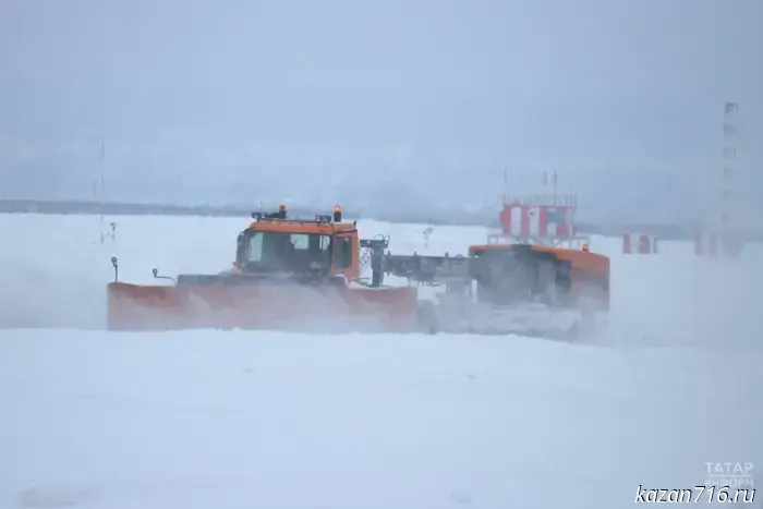На трассах Татарстана работают 265 единиц техники для уборки снега.