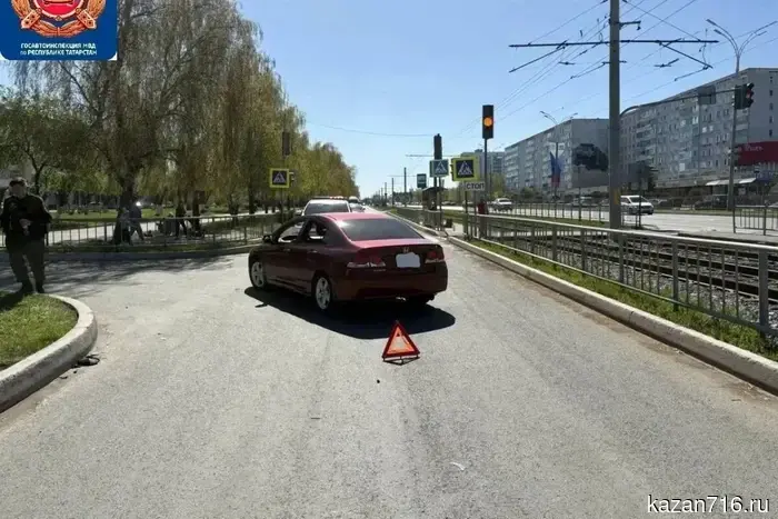 В Челнах молодой человек с девушкой на скутере получили травмы, столкнувшись с легковым автомобилем.