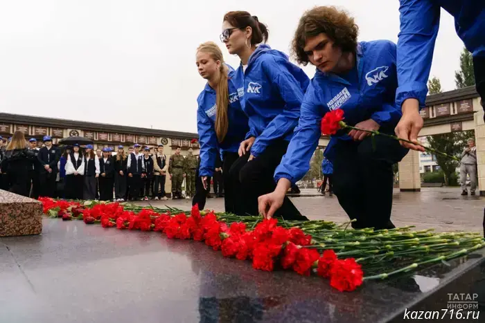 Schoolchildren, students and activists in Kazan paid tribute to the victims of terrorism.