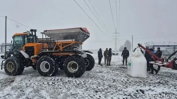 Глава Заинского района проверил подготовленность техники и механизаторов к весеннему посеву.