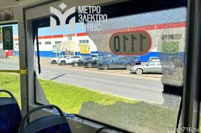 В Казани разыскивают пассажира, который разбил стекло в трамвае с помощью труб.