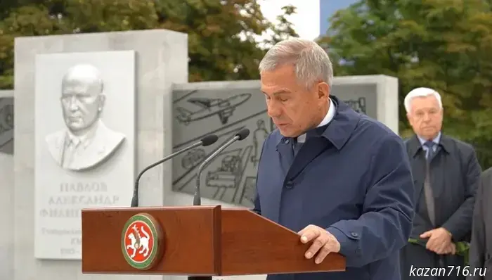 Minnikhanov participated in the unveiling of Alexander Pavlov's bas-relief.