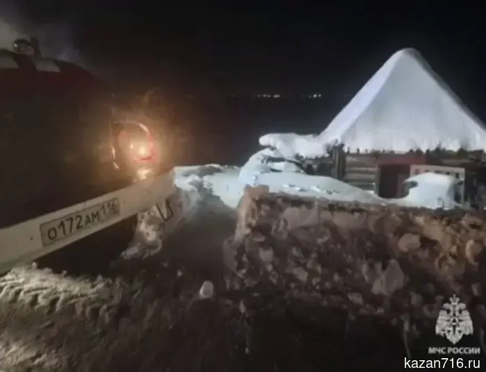 Two girls were rescued from a ten-meter snow ravine in Tatarstan.