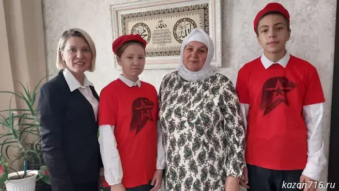 "Мы восхваляем величие учителя!"
