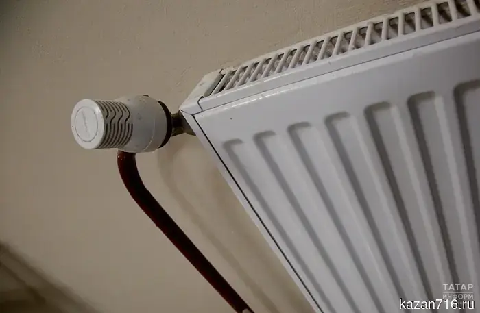 An expert on housing and communal services explained where to complain about cold radiators in the apartment.