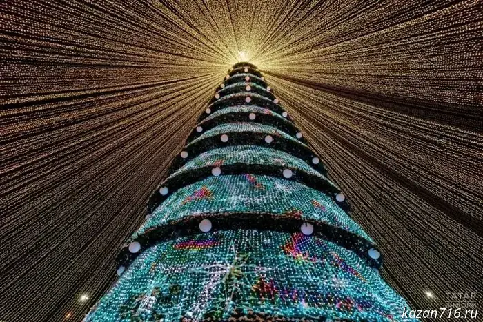 Kazan lit the lights on the main Christmas tree by the "Chasha".