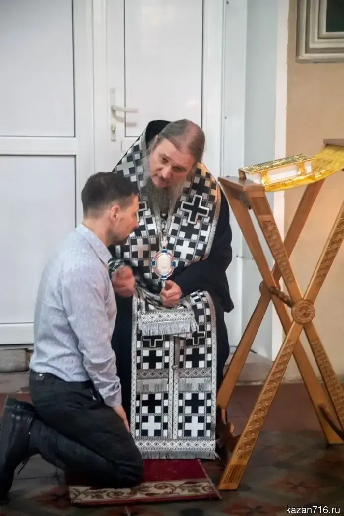 Накануне Великого Четверга епископ Пахомий провел вечернюю службу в Никольском соборе.