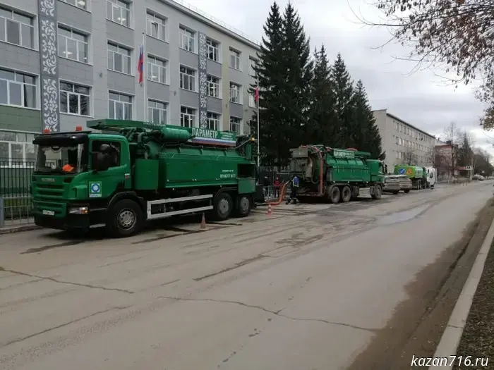A large-scale flushing of the sewer networks is underway in Zainsk.