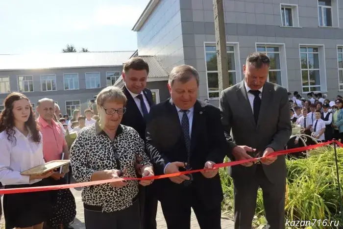 В Нурлате с торжественной атмосферой открыли Аллею учителей.