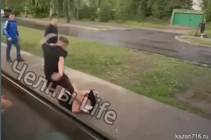 Полиция Челнов проводит проверку видео, на котором изображено избиение мужчины, который лежит на тротуаре.