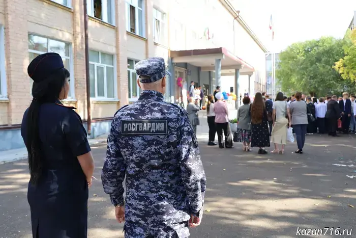 Rosgvardiya personnel carried out the task of ensuring the safety of events dedicated to Knowledge Day and took part in school assemblies.