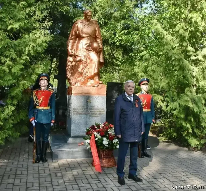 Мухаметшин: Необходимо с уважением сохранять память о тех, кто защитил мир, отдав свою жизнь.