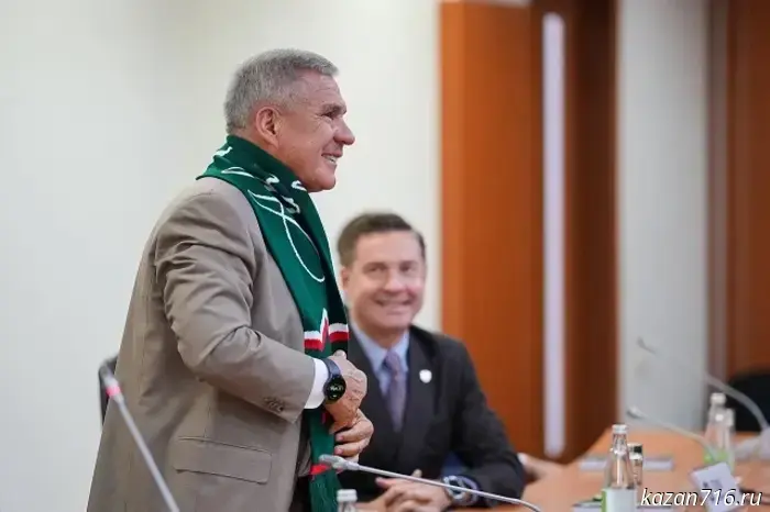 Ak Bars players presented Minnikhanov with the team's signature scarf.