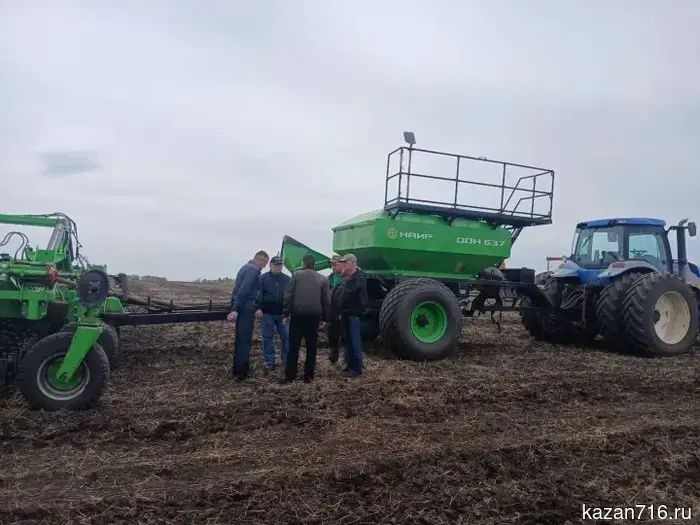 Damir Ishkineev inspected the spring sowing in two farms of the district.
