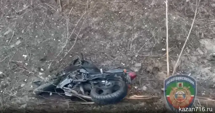 В Казани мотоцикл после аварии с легковым автомобилем вылетел в кювет.
