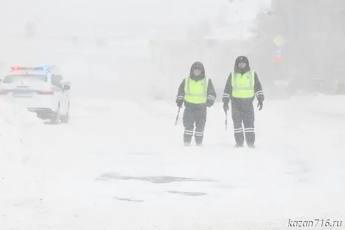 The State Traffic Inspectorate of Tatarstan is asking drivers not to leave town because of a blizzard.