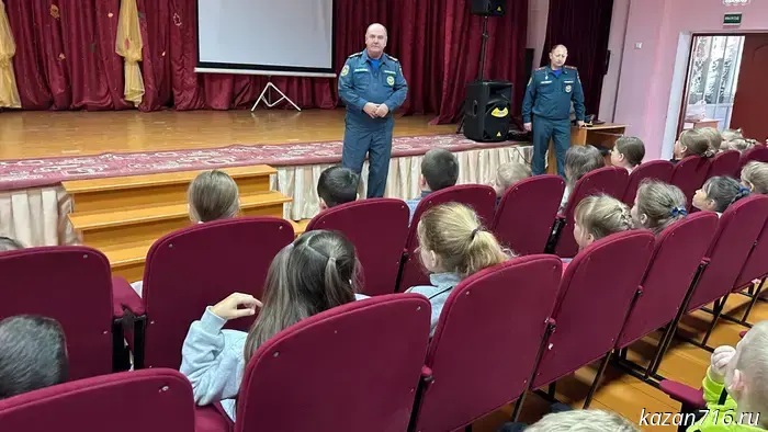 Горсуд Набережных Челнов приговорил троих сотрудников микрофинансовой организации «Деньгимигом» к 3,5-5 годам колонии общего режима за кражу 79 миллионов рублей у работодателя. Как информирует прокуратура РТ, Сергей Голов, Дугар Лопсонов и Ильназ Мукминов были признаны виновными в организации кражи в особо крупном размере (пп. «а» и «б», ч. 4, ст. 158 УК РФ). Согласно судебным материалам, в период с ноября 2018 по декабрь 2020 года осужденные подделывали заявки на получение денег от микрокредитной компании, копируя документы реальных клиентов, изменяя оригинальные номера и указывая реквизиты собственных счетов. В результате платежная система компании перечисляла деньги на указанные счета. По решению суда, Голов получил 5 лет, Лопсонов – 3,5 года, а Мукминов – 4 года.