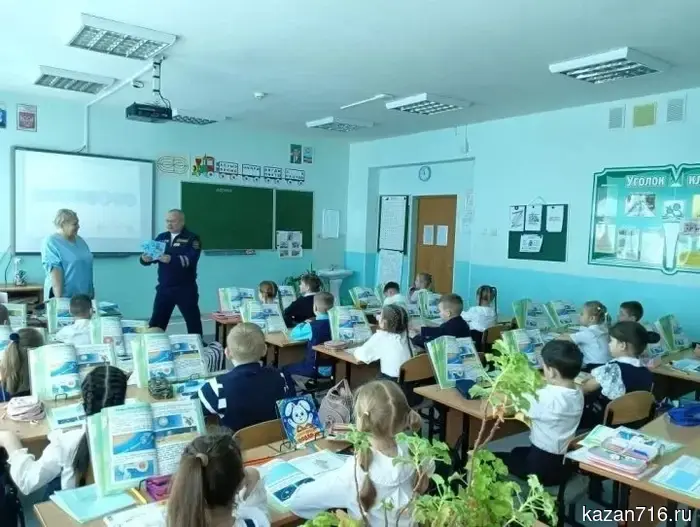 В Заинске обучающимся в первом классе напомнили о правилах безопасного поведения на дороге.