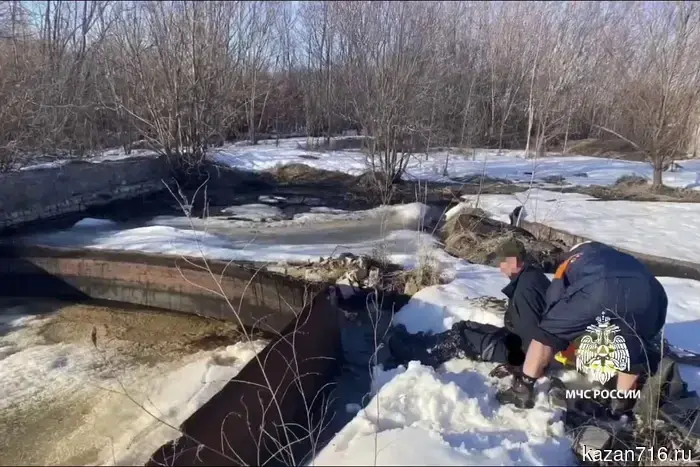 In Tatarstan, a man got stuck in oil up to his waist.