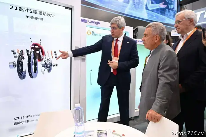 Рустам Минниханов приехал в Шэньчжэнь и посетил выставку передовых технологий.