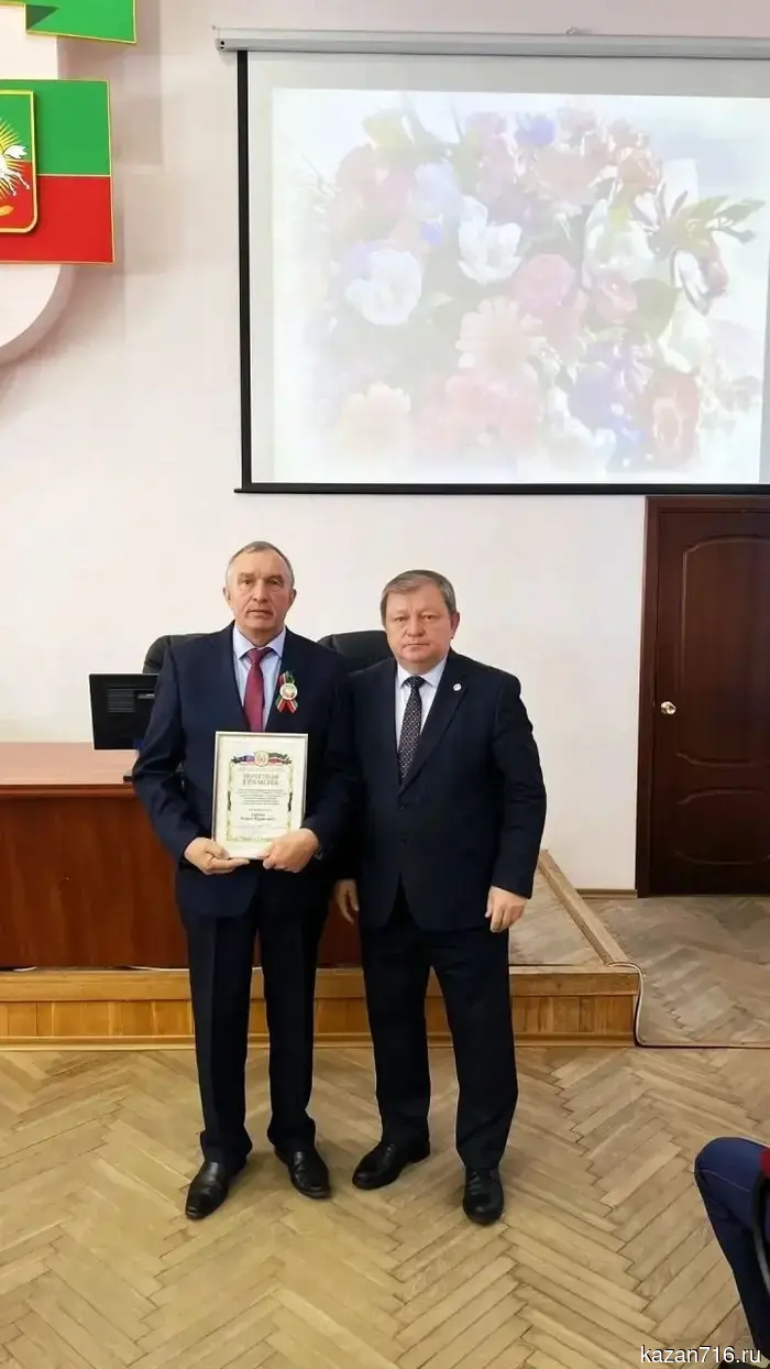 Глава района поздравил председателя ТОС с юбилейной датой.