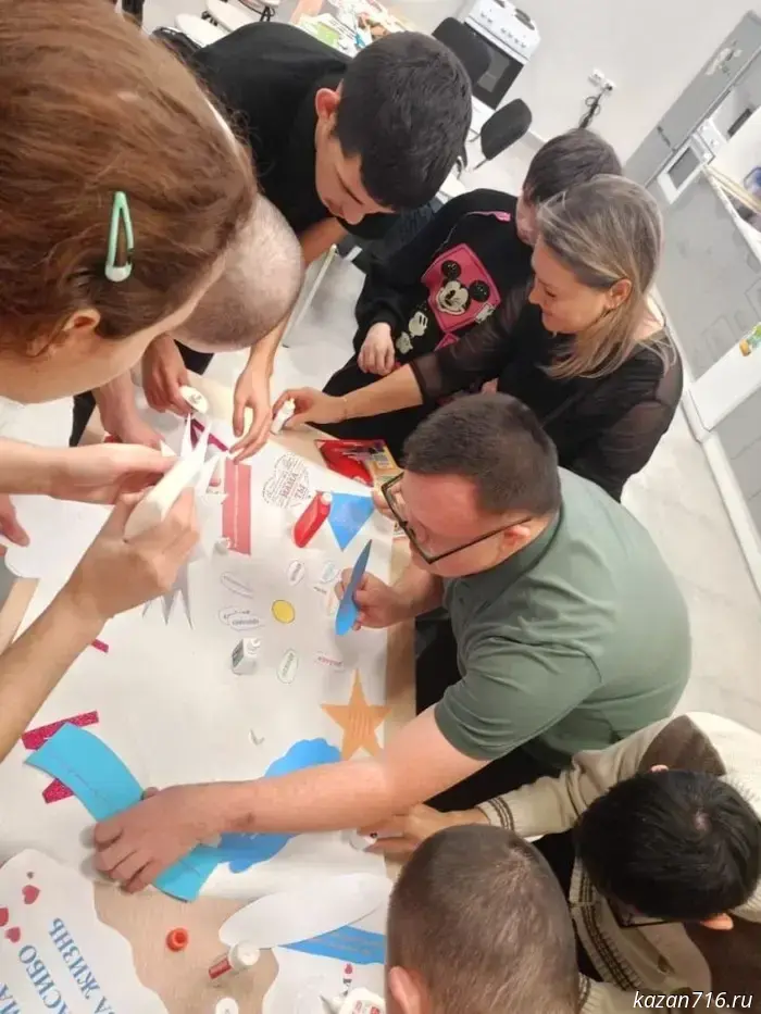 At the Miras club, teens with disabilities and their mothers decorated gingerbread cookies for the holiday.