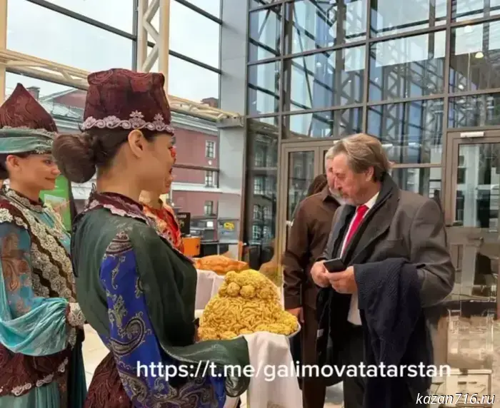 Отец Илона Маска приехал в Казань.