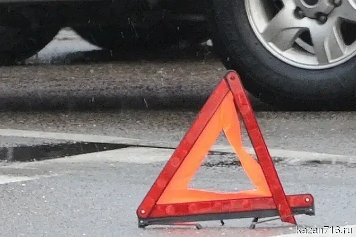 In Kazan, on Amir Khan Street, a truck hit a 13-year-old girl. video