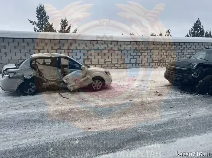 В Тукаевском районе в результате лобового столкновения на встречной полосе погиб пассажир.