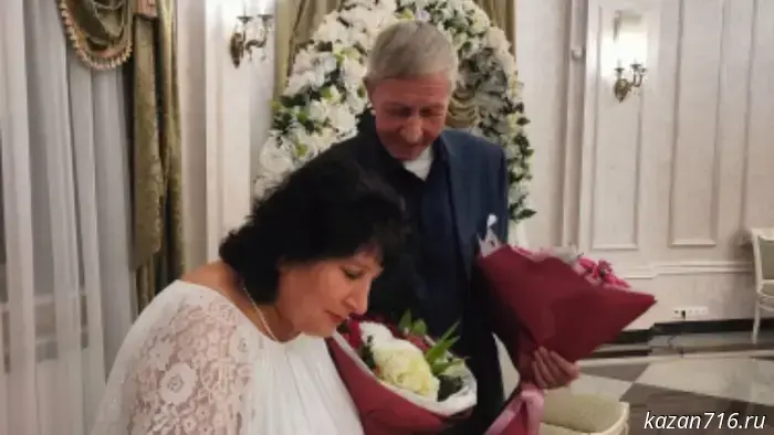 В центре «Шатлык» прошла встреча, посвященная юбилею Людмилы Гурченко.  
Памяти легенды: культурный вечер в честь Людмилы Гурченко  
В центре социального обслуживания «Шатлык» состоялся тематический вечер, приуроченный к юбилею любимой народом актрисы Людмилы Гурченко. Мероприятие, организованное для получателей социальных услуг, дало возможность погрузиться в яркий мир кино и вспомнить творчество этой выдающейся личности.  
Путешествие в мир искусства: сценарий и ведущая  
Автором и ведущей данной увлекательной программы стала библиотекарь Светлана Трифонова. Она подготовила для гостей насыщенную встречу, которая подробно раскрыла жизненный и творческий путь Гурченко. Зрители узнали не только о главных ролях и профессиональных достижениях актрисы, но и о личной истории, сформировавшей её уникальную личность.  
На экране – великая актриса: визуальное сопровождение  
Рассказы о судьбе и карьере актрисы были обогащены ярким визуальным рядом. Присутствующим демонстрировали ключевые фрагменты из известных фильмов, редкие документальные кадры и откровенные интервью. Такой формат позволил многогранно взглянуть на феномен Гурченко, ощутить её обаяние, талант и несгибимую волю. Особый блок программы был посвящен обширной фильмографии Людмилы Гурченко. Ведущая выделила самые значимые работы в кино, которые стали золотым фондом отечественного кинематографа.  
Живой диалог о наследии советского кинематографа  
Встреча завершилась живой беседой, во время которой участники делились впечатлениями и воспоминаниями. Они обсуждали творческое наследие актрисы, цитировали реплики из любимых фильмов и вспоминали самые трогательные и запоминающиеся сцены, сыгранные Гурченко.  
Организация мероприятий подобного формата способствует культурному обогащению аудитории и играет значимую роль в сохранении исторической памяти о выдающихся деятелях искусства для будущих поколений.  
Фото ЦСОН  
Юлия Казамарова