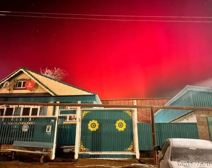 Сотрудники управления экономической безопасности и противодействия коррупции МВД по РТ арестовали заместителя главы Актанышского района Ильшата Габдулхаева. Сегодня рано утром его доставили с работы на допрос в следственный комитет. Следственный комитет России подозревает его в превышении должностных полномочий и взяточничестве. Об этом информируют источники «БИЗНЕС Online», связанные с правоохранительными органами. Официальная информация о сути дела не раскрывается, но, по данным инсайдеров нашего издания, Габдулхаев подозревается в оказании давления на главу одного из сельских поселений, которому в прошлом году было предложено передать право аренды на участок владельцу местного КФХ, связанному с чиновником. Габдулхаеву, по мнению УБЭП и СКР, в качестве вознаграждения могла быть предложена взятка в размере 1,4 миллиона рублей. Ему 41 год, и он занимает должность заместителя главы района с сентября 2022 года. Ранее три года он возглавлял исполком района, когда им управлял Энгель Фаттахов. О позиции Габдулхаева на данный момент ничего не известно, он находится в статусе подозреваемого, мера пресечения еще не избрана.