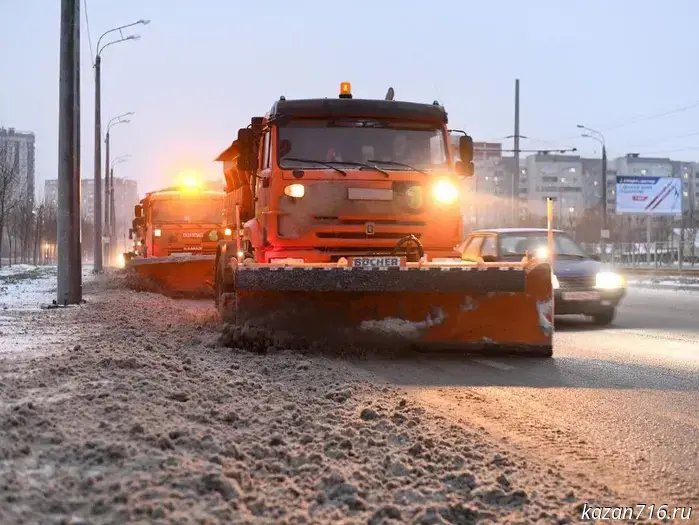 Сегодня в Казани проведется уборка снега с муниципальных парковок.