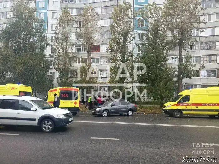 После серьезного столкновения легковых автомобилей на улице Адоратского в Казани пострадали четыре человека.