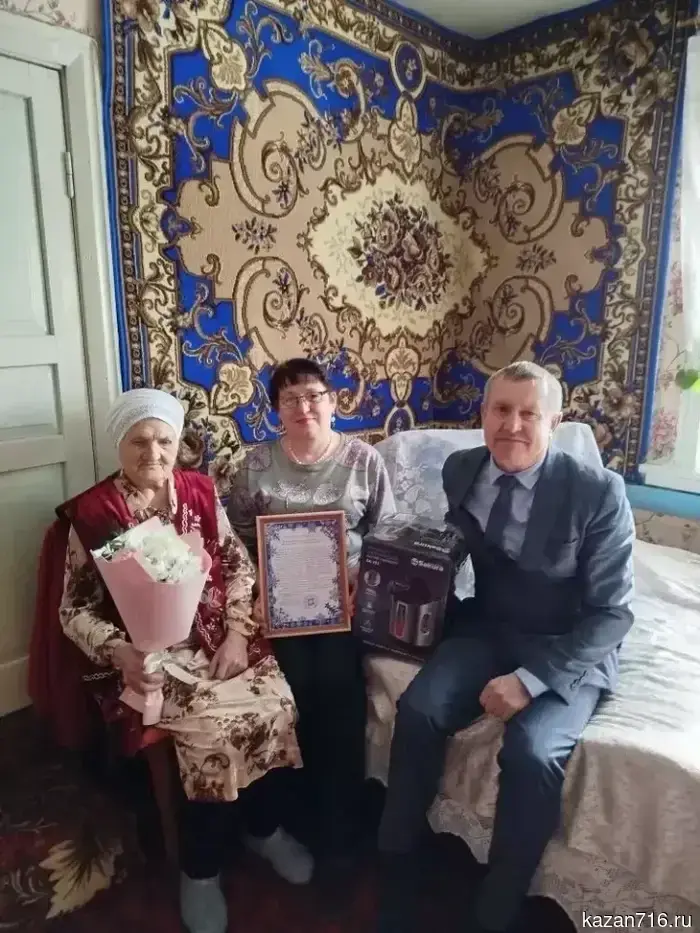 Recognition of merits and dedication to work: Munavarya Musina was congratulated on her 90th birthday in Nurlat.