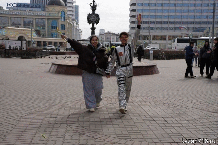 Молодогвардейцы Казани подарили цветы женщинам в канун Дня космонавтики.