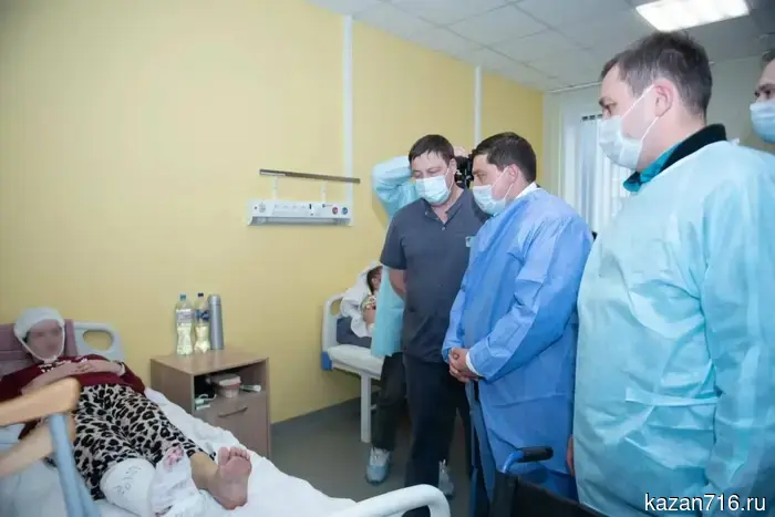 The mayor of Nizhnekamsk visited the victims of the fire at NKNH in the hospital.
