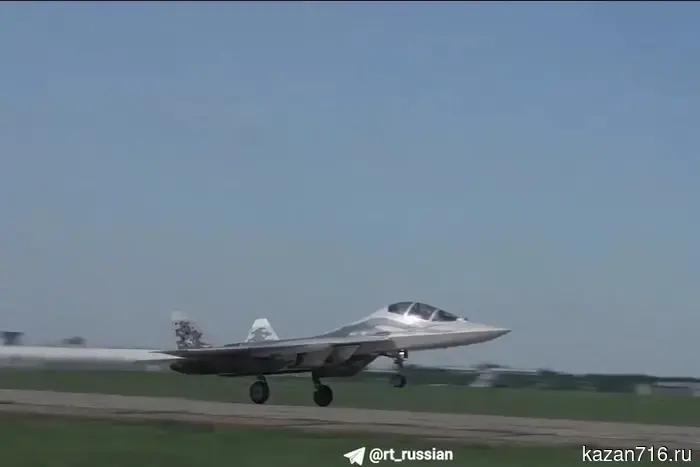 Состоялся первый испытательный полет двухместного истребителя Су-57.