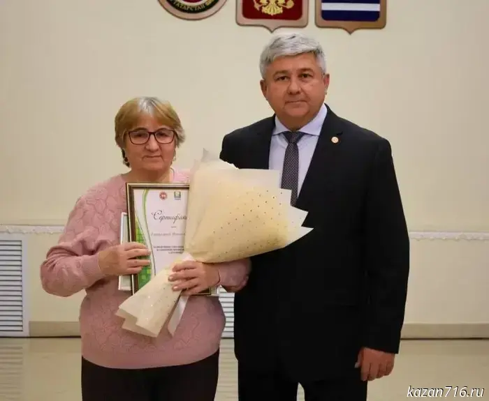 Михаил Афанасьев передал благодарственные письма матерям, чьи сыновья проходят службу в армии.