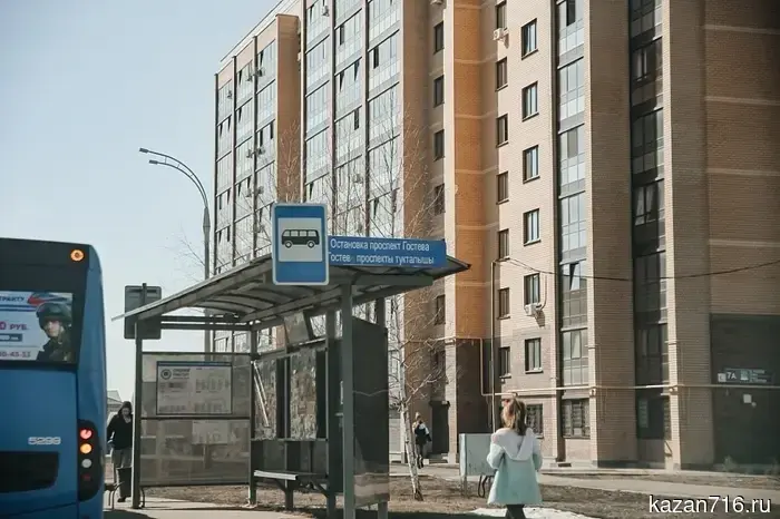 В Челнах мужчина произвел выстрел в случайного прохожего на автобусной остановке.